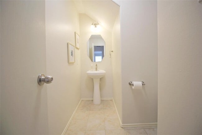 Building Photo - 6 Thicket Grove Pl