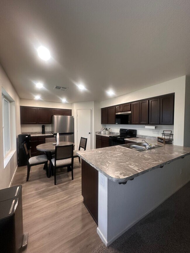Building Photo - Fully furnished 3 bed 2 bath