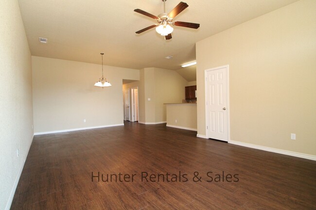 Building Photo - Spacious Two-Bedroom!