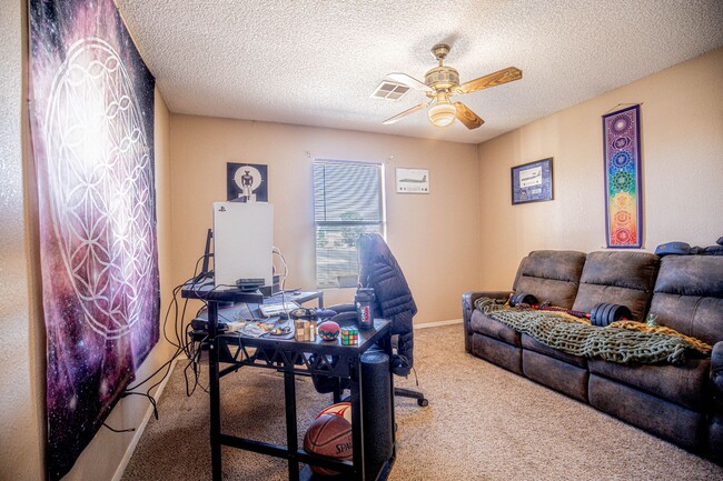 Building Photo - 3 Bedroom 2 Bathroom