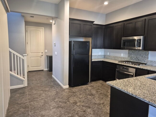 Building Photo - 4 Bedroom 2.5 bath Available now