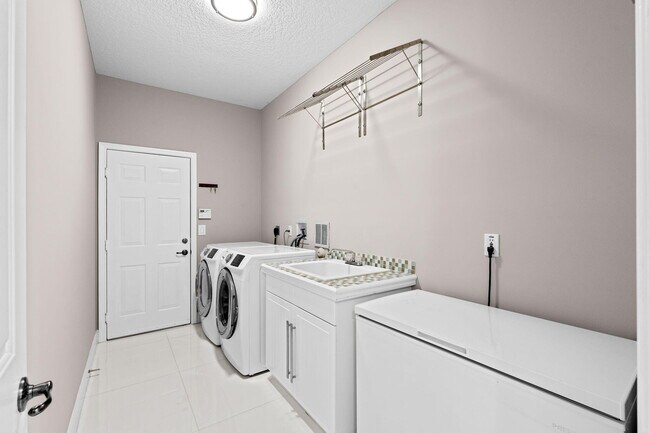 Building Photo - 9919 Royal Cardigan Way
