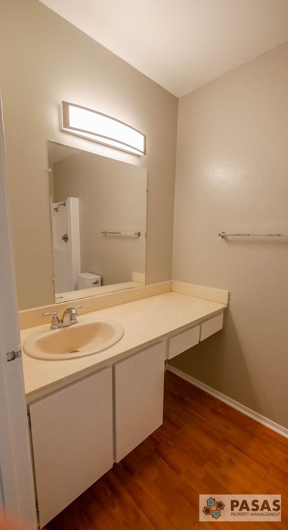 Building Photo - 2nd Floor 3 bed/2 bath Condo!