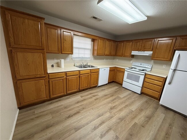 Building Photo - 1160 N Boxley Ave