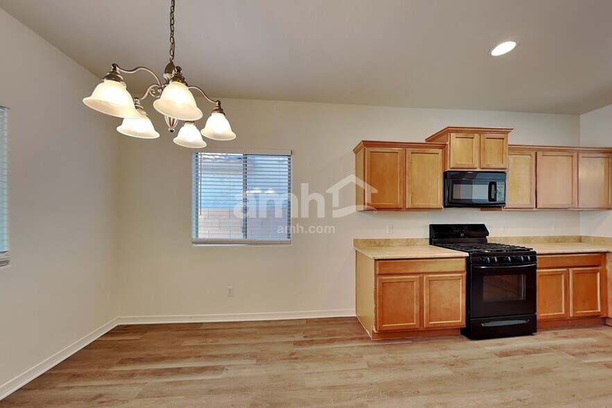 Building Photo - 18641 W Mission Ln