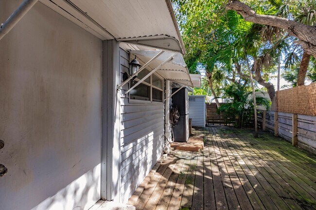 Building Photo - 808 N Palmway