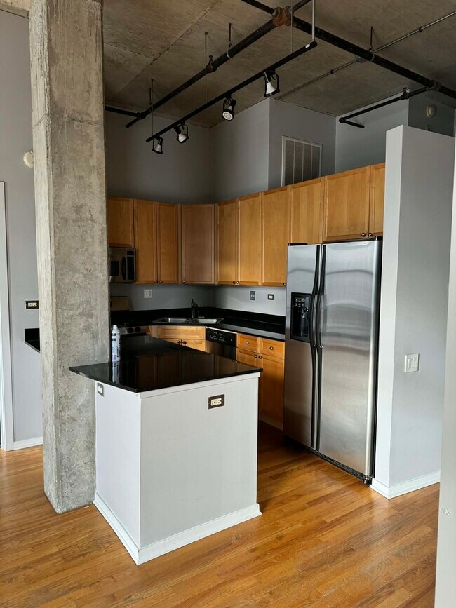 Building Photo - 900 N Kingsbury St