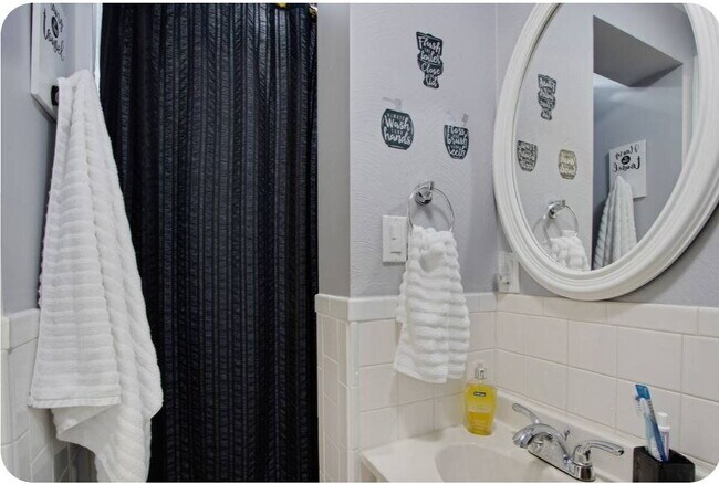 Building Photo - Furnished 1-Bedroom Apartment with Private Entrance and Free Laundry