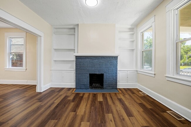 Building Photo - PRICE DROP on Completely Renovated 3 Bedro...