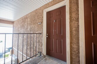 Building Photo - Beautiful 1 bedroom condo Resort style guard gated community