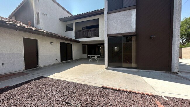 Building Photo - Custom Built 5 Bedroom 3 Bathroom Home in ...