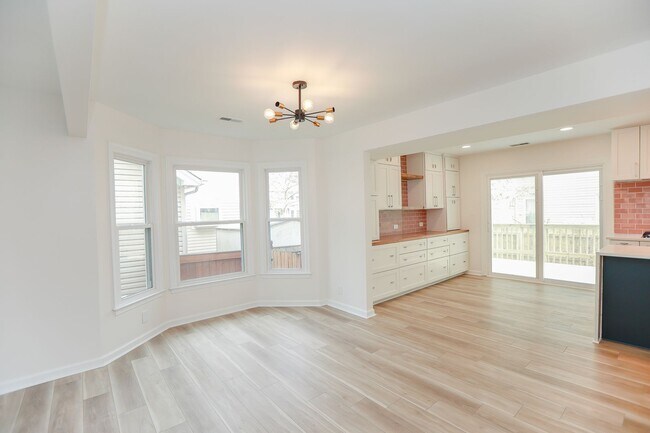 Building Photo - Beautifully renovated 3 bed 2.5 bath home ...