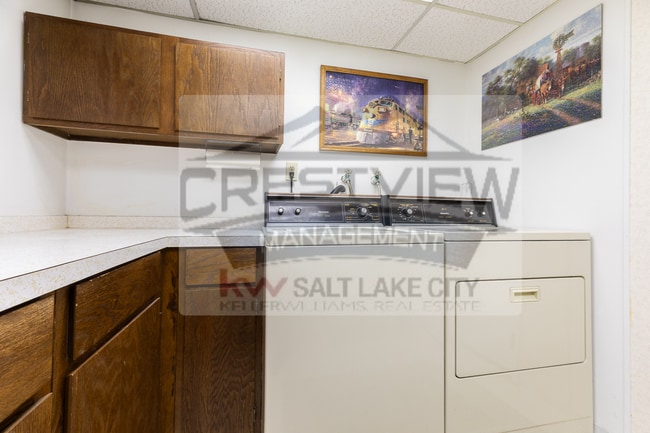 Building Photo - Charming East Sandy Home in a Prime Location