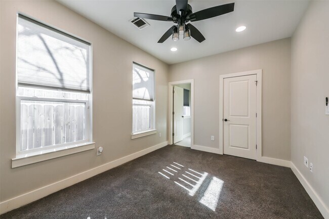 Building Photo - 2422 Hadley St