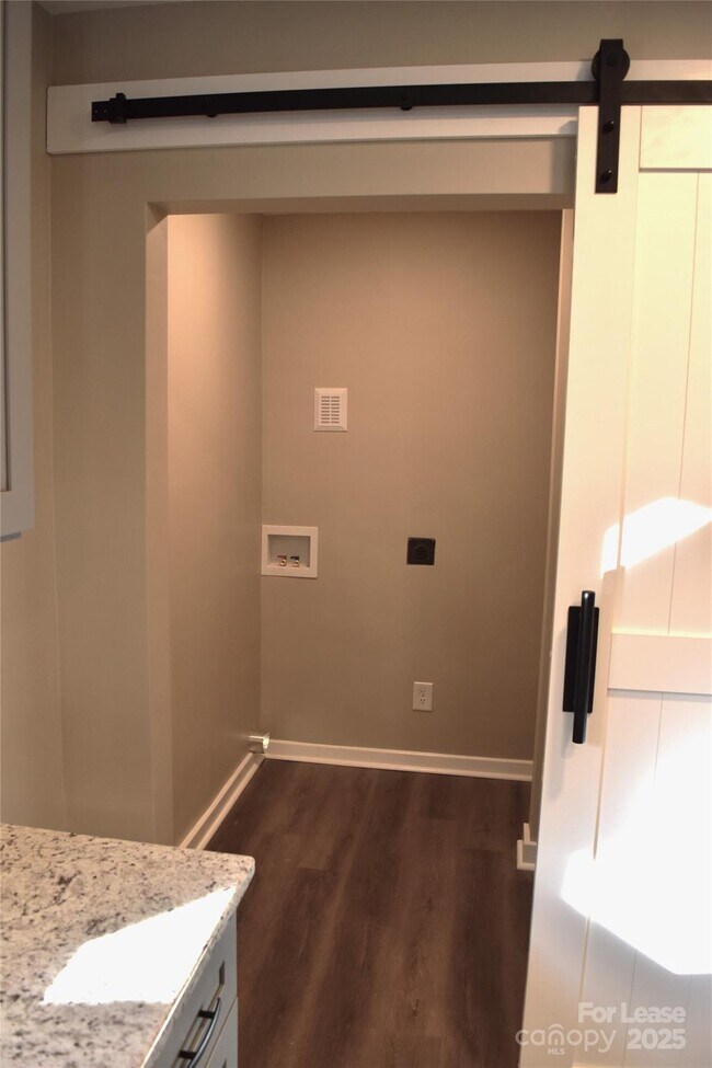 Building Photo - 320 W Stewart Ave