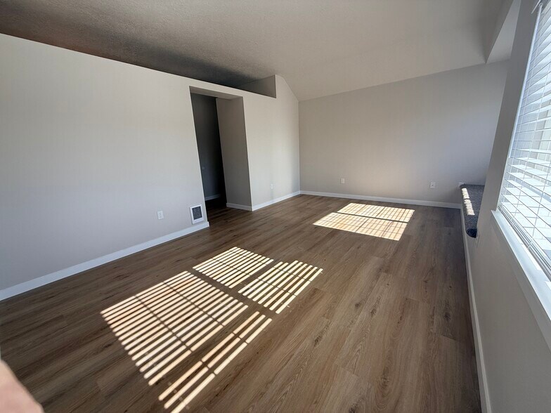 Building Photo - 5225 Springcrest Dr S