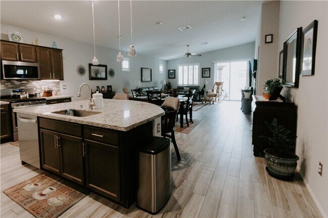 Building Photo - Single Story Home with Lush Backyard! Comi...