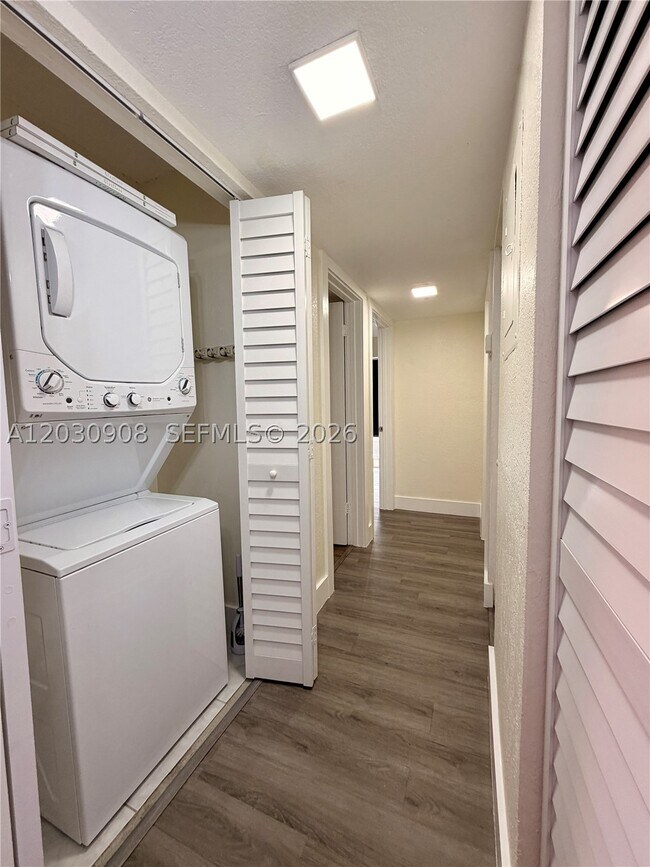 Building Photo - 7225 Miami Lakes Dr