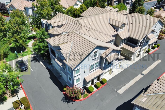 Building Photo - Spacious 2 (or 3!) Bed Condo in Gated Comm...