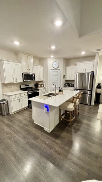 Building Photo - 901 Goldenrod Ln