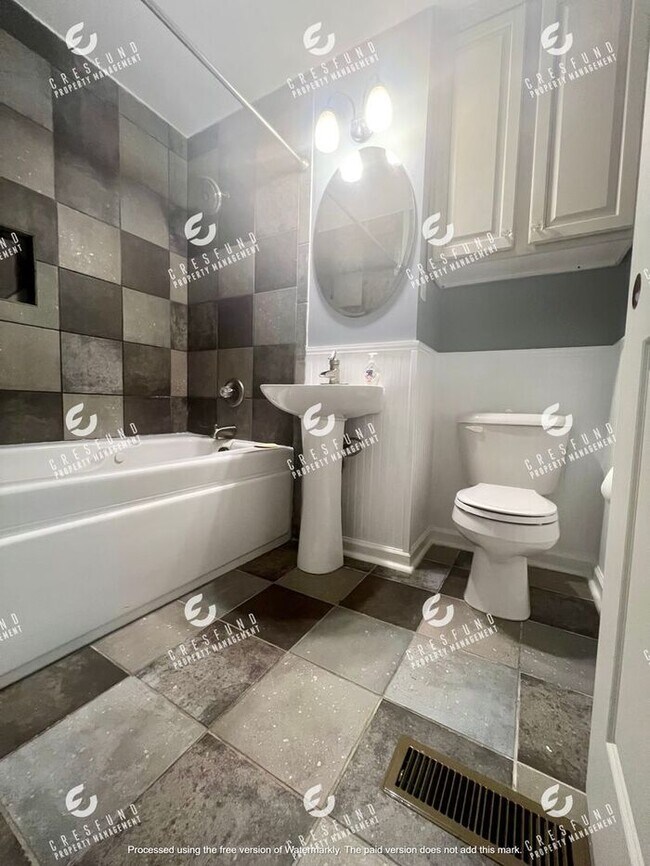 Building Photo - Spacious 3 Bedroom, 2 Bath - AVAILABLE NOW!