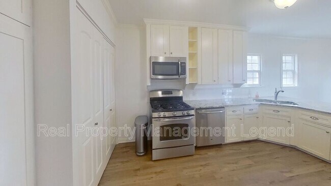 Building Photo - 5739 Kenwood Ave