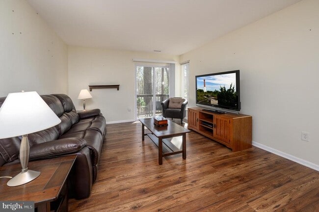 Building Photo - 339 Woodlake Dr