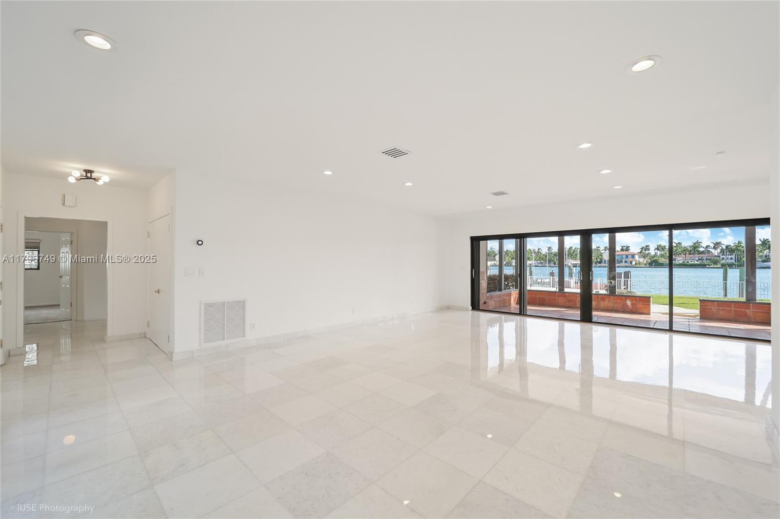Building Photo - 1570 Bay Dr