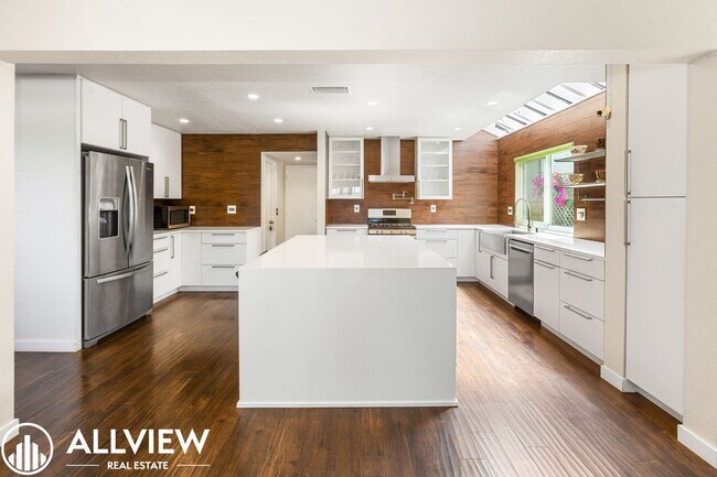 Building Photo - Beautifully Upgraded Home in Prime Mission Viejo Location