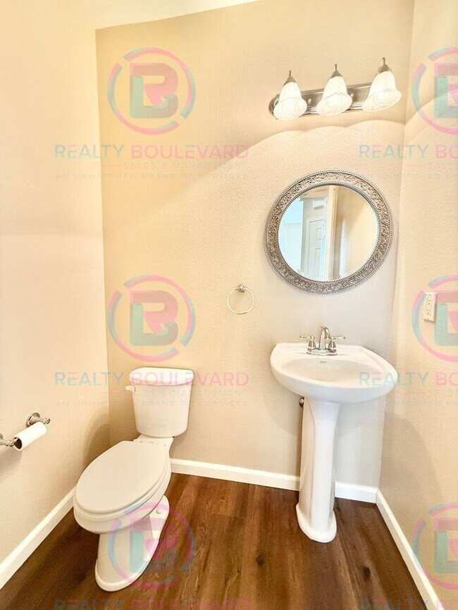Building Photo - Beautiful townhome in South Meadows! 3-bed...