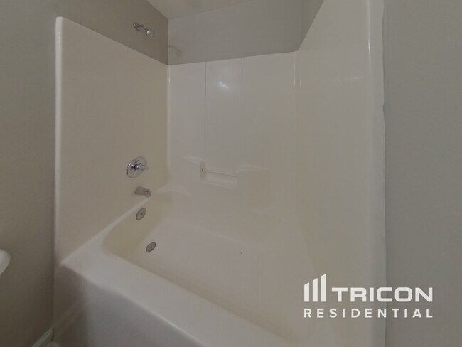 Building Photo - 1300 Crandon Dr