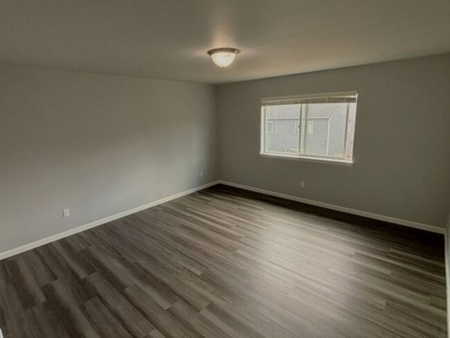 Building Photo - 4 bedroom 2.5 bathroom home in the heart o...