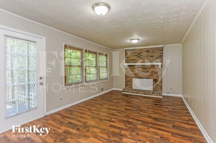 Building Photo - 2508 Highland Dr SE