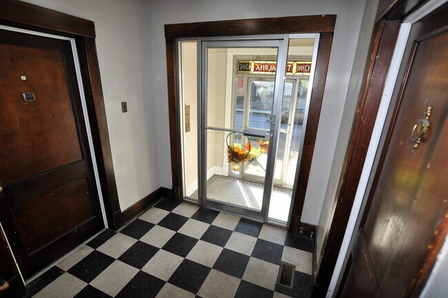 Building Photo - Updated Apartment in the Heart of Beaver F...