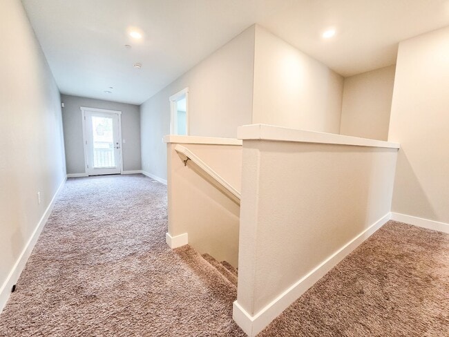 Building Photo - Newly Built Townhome 4bd 2.5ba