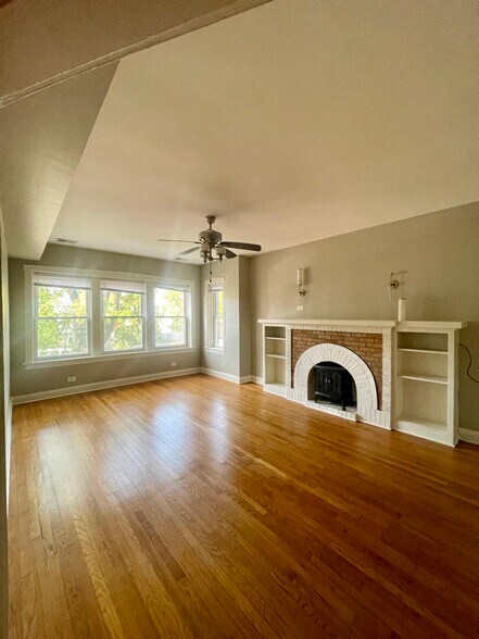 Building Photo - 3549 W Dickens Ave