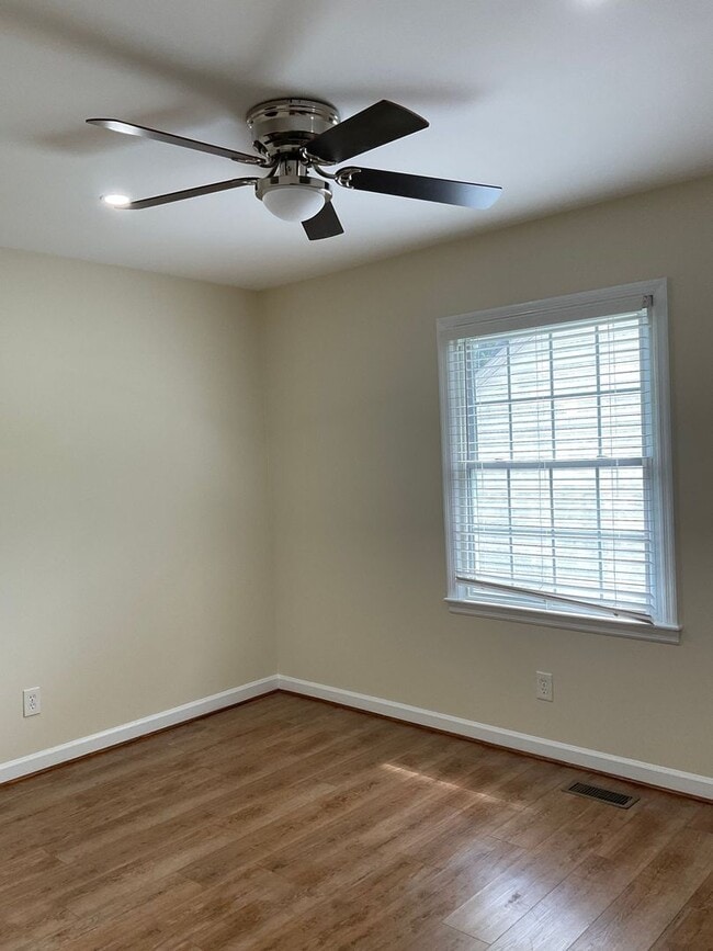 Building Photo - Spacious 2 Bedroom Apartment Available Now!