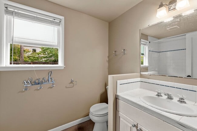 Building Photo - Nice 4-bed, 2-bath single-family home with air-conditioning near Hawthorne Hill in Seattle for rent!