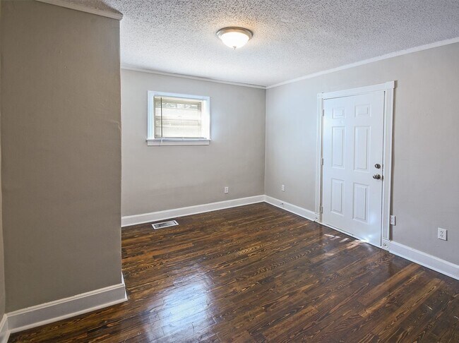 Building Photo - UPDATED 3 bed, 1 bath near U of M.