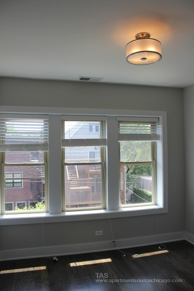 Building Photo - 3917 N Janssen Ave