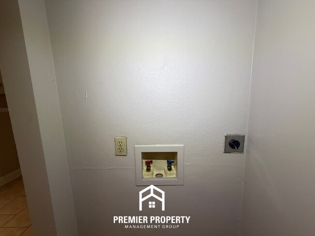 Building Photo - 3145 N Lafayette Cir