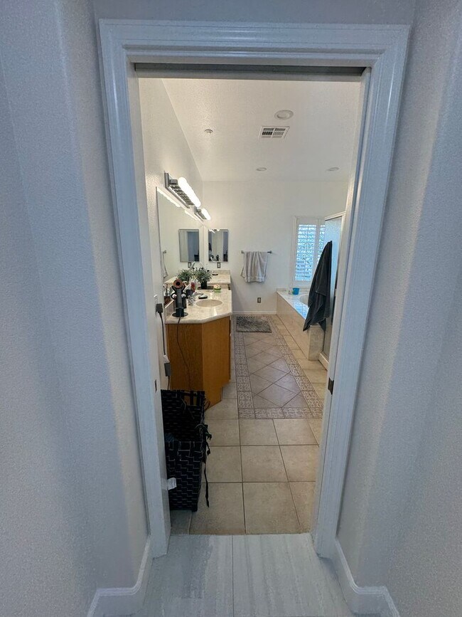 Building Photo - BEAUTIFUL 4BR/3BA home in SINGING HILLS VI...