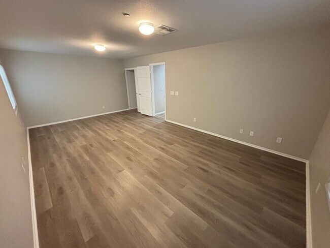Building Photo - Spacious Tri-Level 4-Bedroom Home with Bal...