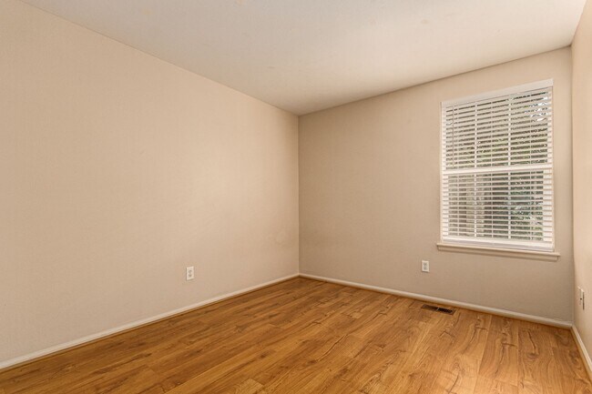 Building Photo - 2 Bed 1.5 Bath Updated Arvada Condo - Available June 5th