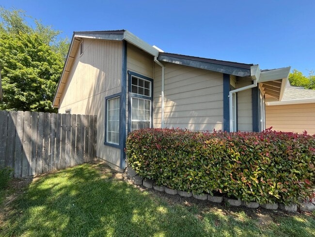 Building Photo - 3 Bed | 2 bath | 1620 SF | 2 Car Garage | Single Story | Tenant pays $175 for WS&G | Includes Gar...