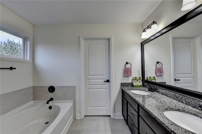 Building Photo - 1640 Primrose Park Rd