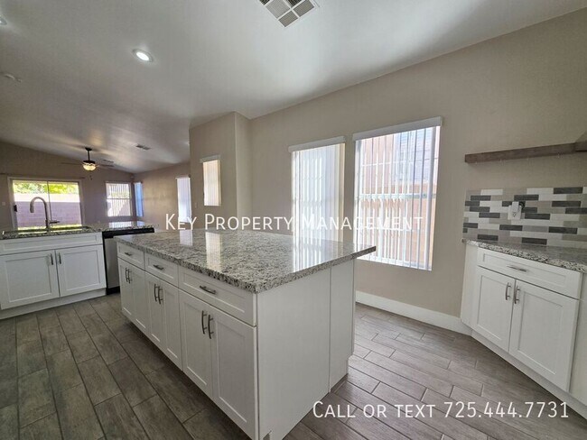 Building Photo - BEAUTIFUL 3 BED, 2 BATH HOME WITH OPEN FLO...