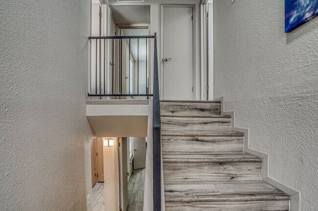 Building Photo - 311 Zenith Dr