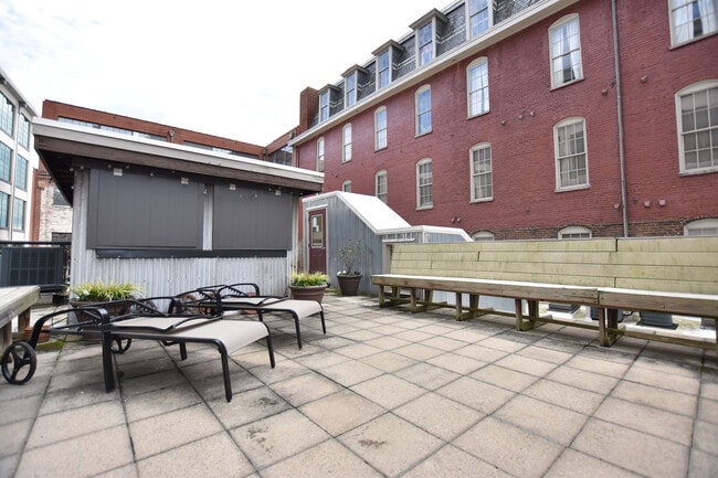 Building Photo - Stunning  2 Bedroom Loft @ Piedmont Leaf Lofts in Innovation Quarter!