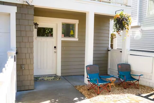 Building Photo - Stylish Craftsman townhouse Ballard!